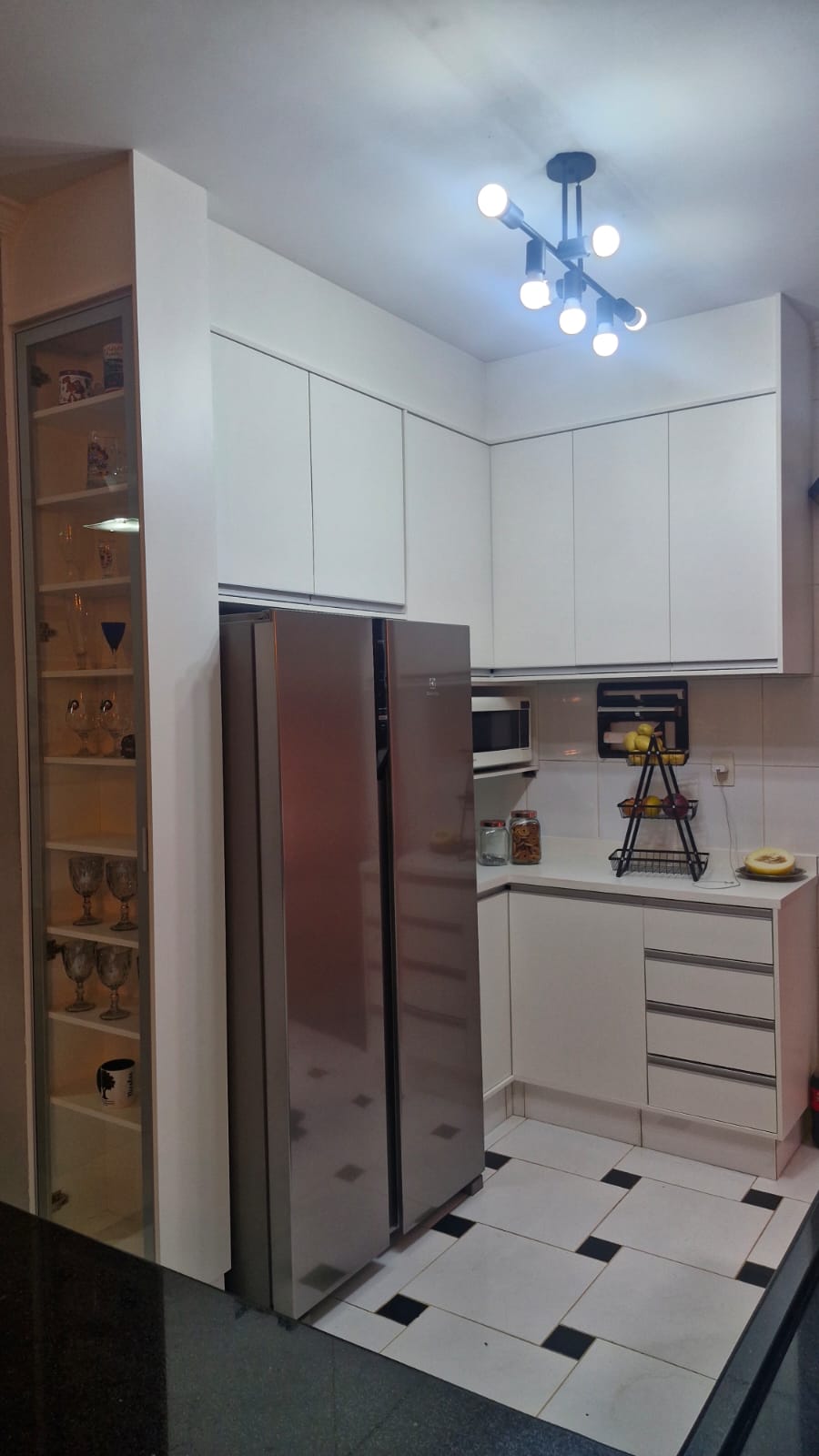 Cozinha sob medida com ilha central planejada — Thor Marcenaria